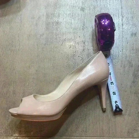 Nine West heels, beige size 9, EUC - Picture 2 of 6